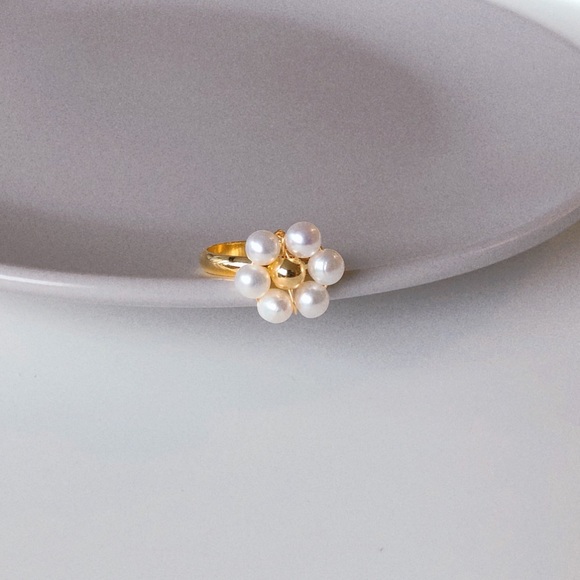Size 6 Pearl Daisy Ring - Picture 4 of 7